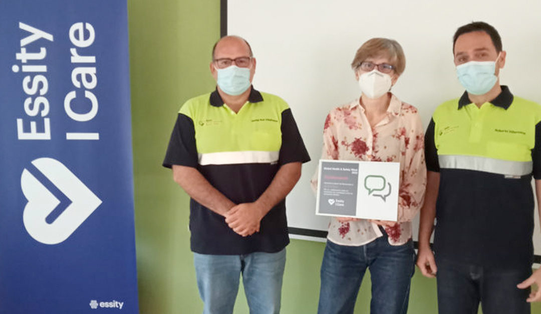 Aurora Nieto, responsable médico de La Rioja de CFP IN, recibe un reconocimiento por su colaboración en el Global Health & Safety Week de Essity